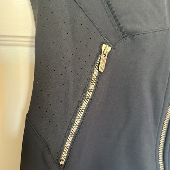 Lululemon Define Jacket, never worn. Size 6 - Picture 2 of 3